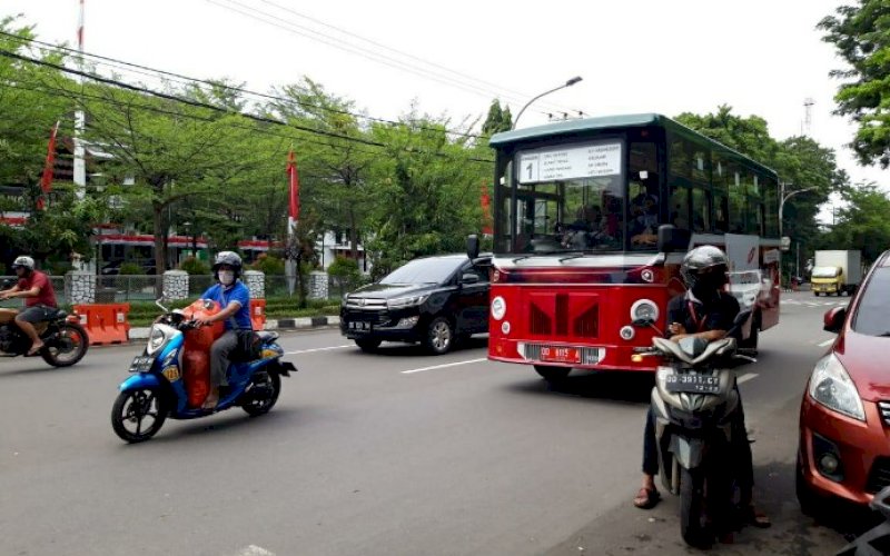 BUS WISATA. Bus wisata milik Pemkot Makassar tengah beroperasi usai diresmikan Gubernur Sulsel, Nurdin Abdullah, Kamis (3/12/2020) lalu. Namun, armada tersebut beroperasi tanpa fasilitas tambahan seperti WiFi ataupun AC. foto: anas/pluz.id