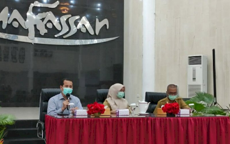 PEMAPARAN. Tim Ahli Epidemiologi Unhas Makassar, Ansariadi (kiri), saat menjadi narasumber di Posko Induk Satgas Covid-19 Kota Makassar, Senin (7/12/2020) malam. foto: anas/pluz.id