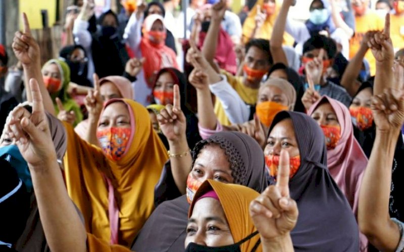 DUKUNGAN. Warga ramai ramai menghadiri kampanye pasangan calon Wali Kota dan Wakil Wali Kota Makassar, Mohammad Ramdhan Pomanto-Fatmawati Rusdi (Danny-Fatma), beberapa waktu lalu. Koalisi rakyat akan memberi efek jera terhadap tim pasangan calon yang menebar fitnah dan omong kosong di Pilwalkot Makassar 2020 pada hari pencoblosan di TPS, besok, Rabu (9/12/2020). foto: istimewa