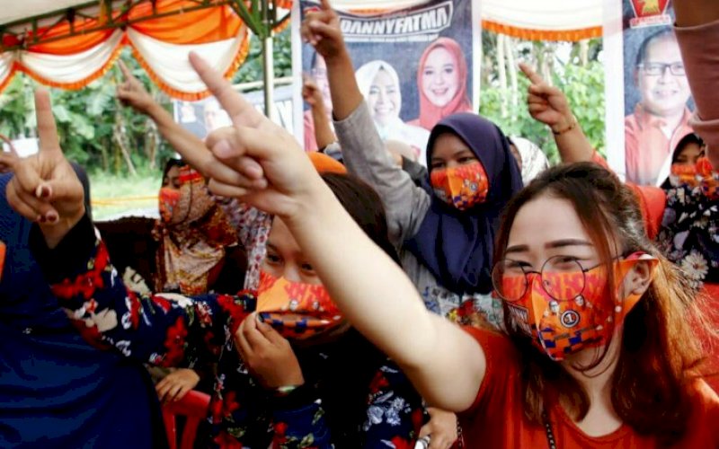SIMBOL. Sejumlah warga mengangkat satu jari sebagai simbol nomor urut pasangan Mohammad Ramdhan Pomanto-Fatmawati Rusdi (Danny-Fatma) pada saat kampanye, beberapa waktu lalu. foto: istimewa