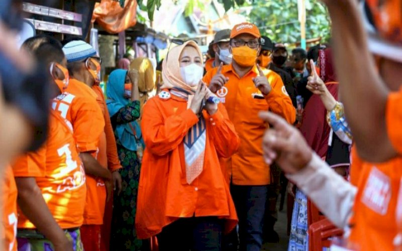 KAMPANYE. Pasangan calon Wali Kota dan Wakil Wali Kota Makassar, Mohammad Ramdhan Pomanto-Fatmawati Rusdi (Danny-Fatma), saat kampanye, beberapa waktu lalu. Pasangan ini, mensosialisasikan visi misi dan programnya secara terbuka termasuk melalui media massa, baik cetak maupun elektronik. foto: istimewa