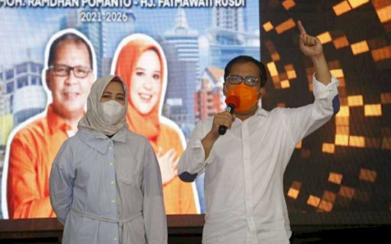 PEMENANG. Pasangan Mohammad Ramdhan Pomanto-Fatmawati Rusdi (Danny-Fatma) saat menyampaikan victory speech alias pidato kemenangan di Posko Pemenangan 2, Jl Faisal Raya 2, Rabu (9/12/2020) lalu. Berdasarkan rekapitulasi penghitungan suara Pilwalkot Makassar 2020 di tingkat kecamatan, Sabtu (12/12/2020), pasangan ini unggul dengan perolehan suara 41,48 persen atau 223.181 suara. foto: istimewa
