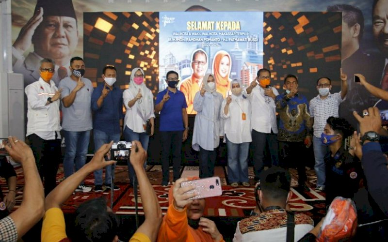PEMENANG. Pasangan Mohammad Ramdhan Pomanto-Fatmawati Rusdi (Danny-Fatma) didampingi perwakilan partai pengusung dan tim saat menyampaikan victory speech alias pidato kemenangan usai dinyatakan pemenang Pilwalkot Makassar 2020 berdasarkan hitung cepat (quick count) sejumlah lembaga survei di Posko Pemenangan 2, Jl Faisal Raya 2, Rabu (9/12/2020) sore. foto: istimewa