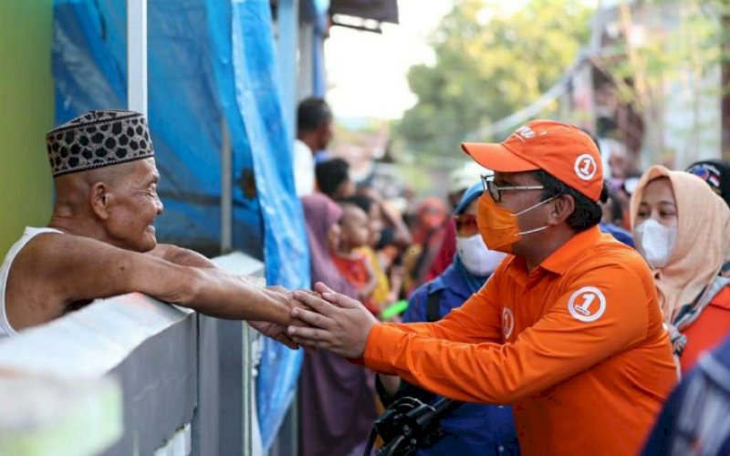 MENYAPA. Calon Wali Kota Makassar, Mohammad Ramdhan Pomanto, menyapa salah satu warga di sela-sela kampanye, belum lama ini. Meski terus menjadi sasaran fitnah hingga dikerjai jelang pencoblosan Pilwalkot Makassar, pendukung pasangan Danny-Fatma tetap konsisten untuk mencoblos duet nomor urut 1 ini. foto: istimewa
