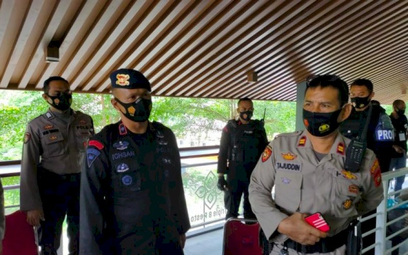 PANTAUAN. Danyon C Pelopor Satbrimob Polda Sulsel, Kompol Nur Ichsan, memantau keamanan rapat pleno terbuka rekapitulasi perhitungan perolehan suara dalam Pilkada Soppeng 2020 di Kabupaten Soppeng, Selasa (15/12/2020). foto: istimewa