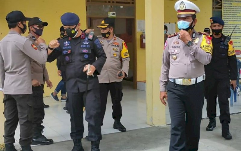 PEMANTAUAN. Danyon C Pelopor Satbrimob Polda Sulsel, Kompol Nur Ichsan, melakukan pemantauan situasi pelaksanaan sidang pleno rekapitulasi suara di tiga kecamatan yang ada di Kabupaten Kepulauan Selayar, Minggu (13/12/2020). foto: istimewa