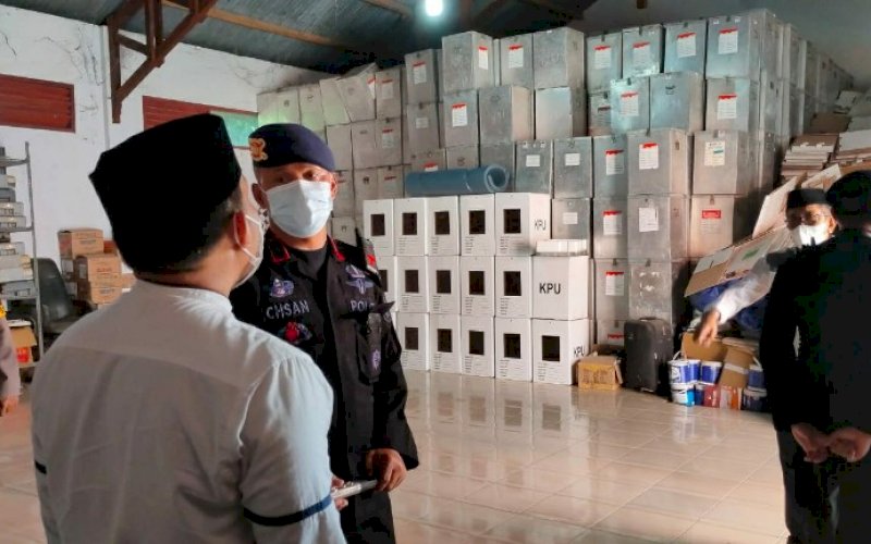 PANTAU PENGAMANAN. Danyon C Pelopor Satbrimob Polda Sulsel, Kompol Nur Ichsan, melakukan pengecekan terhadap personel Brimob yang tengah melaksanakan pengamanan Pilkada Serentak 2020 di Kabupaten Kepulauan Selayar. foto: istimewa