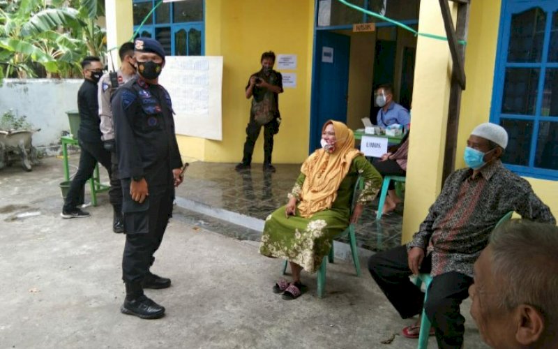 MEMANTAU. Danyon C Pelopor Satuan Brimob Polda Sulsel Kompol Nur Ichsan turun melakukan pemantauan TPS di Bulukumba, Rabu (9/12/2020). foto: istimewa