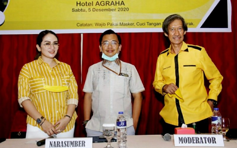 SOSIALISASI PERDA. Anggota Komisi E DPRD Sulsel, Debbie Purnama Rusdin (kiri), saat melakukan sosialisasi penyebarluasan Peraturan Daerah (Perda) Provinsi Sulsel No 2 Tahun 2017 tentang Wajib Belajar Pendidikan Menengah di Hotel Agraha, Jl Andalas Makassar, Sabtu (5/12/2020). foto: istimewa