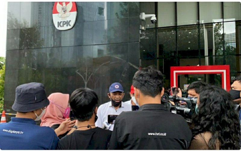BERI KETERANGAN. Koordinator FoKaL NGO Sulawesi Djusman AR memberikan keterangan kepada media usai melaporkan melaporkan Gubernur Sulsel Nurdin Abdullah ke Komisi Pemberantasan Korupsi (KPK) di Jakarta, Senin (7/12/2020). foto: istimewa
