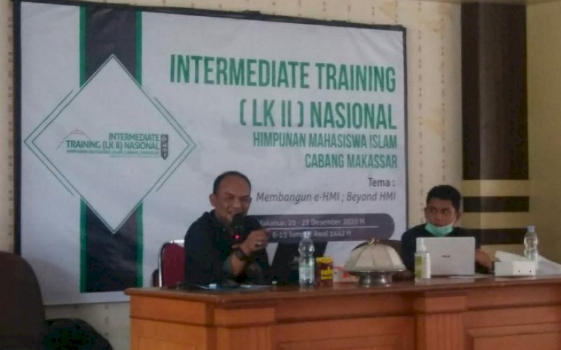 PEMBEKALAN. Koordinator Badan Pekerja Komite Masyarakat Anti Korupsi (KMAK) Sulselbar, Djusman AR, membekali kader HMI MPO terkait pembarantasan anti korupsi dalam kegiatan Latihan Kader (LK) II atau Intermediate Training Nasional di Aula Dinas Pemberdayaan Masyarakat Desa (PMD), Jl Andi Djemma, Kota Makassar, Kamis (24/12/2020). foto: istimewa