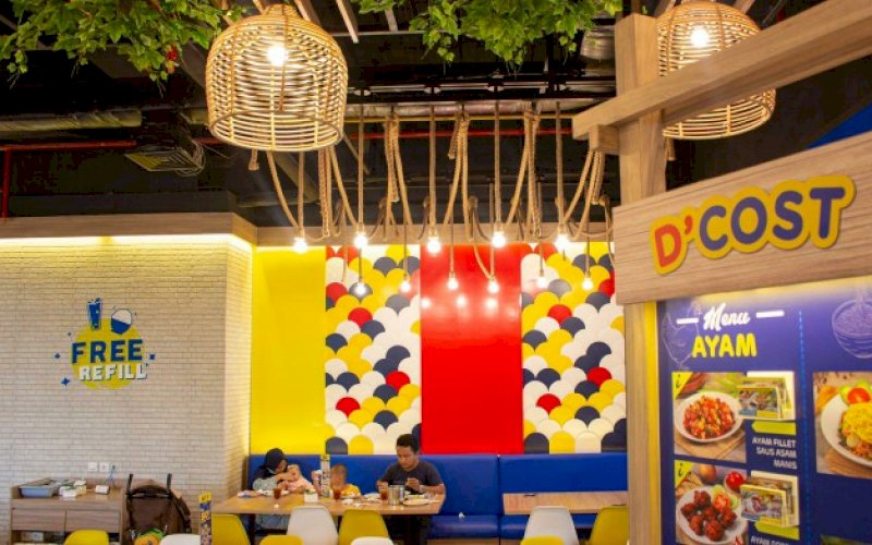 RESTORAN. Pelangga restoran D&rsquo;Cost Nipah Mall Makassar sedang menikmati menu pilihan. foto: istimewa