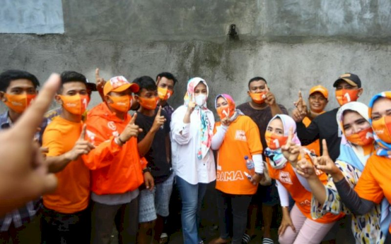 KAMPANYE. Calon Wakil Wali Kota Makassar, Fatmawati Rusdi berkampanye di Kelurahan Tamangapa, Kecamatan Manggala, Selasa (1/12/2020). foto: istimewa