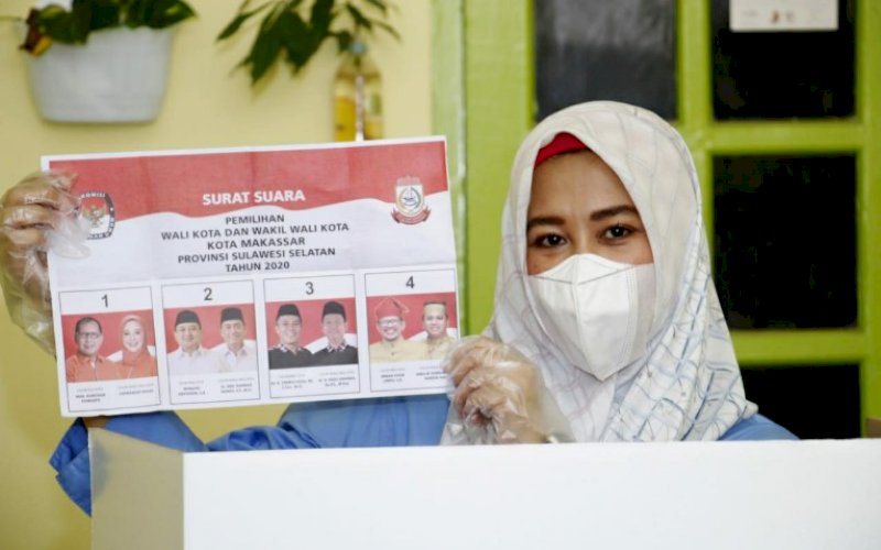 MENCOBLOS. Calon Wakil Wali Kota Makassar nomor urut 1, Fatmawati Rusdi, saat menyalurkan hak pilihnya di TPS 009 Kelurahan Banta-bantaeng, Kecamatan Rappocini, Rabu (9/12/2020). foto: istimewa