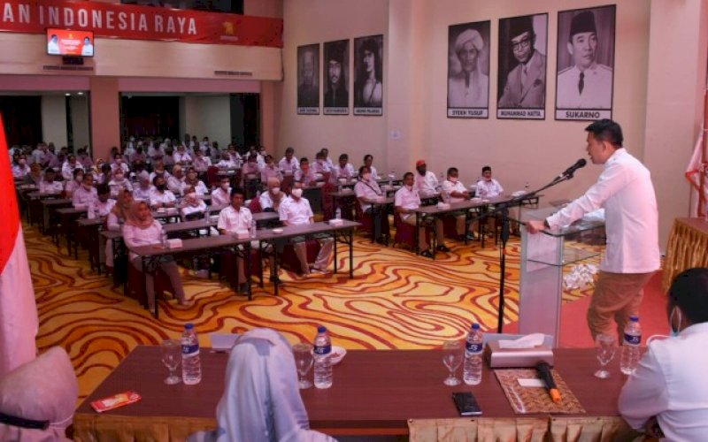 PENDIDIKAN POLITIK. Ketua Gerindra Kota Makassar, Erick Horas, memberikan arahan pada pembukaan pendidikan politik di Hotel Traveler Makassar, Senin (30/11/2020). foto: istimewa