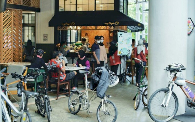 GOWES. Sejumlah pesepeda masuk Nipah Mall Makassar. Mal ini, memfasilitasi pesepeda dengan mengusung program bertajuk Nipah Gocapan (Gowes Cari Sarapan). foto: istimewa