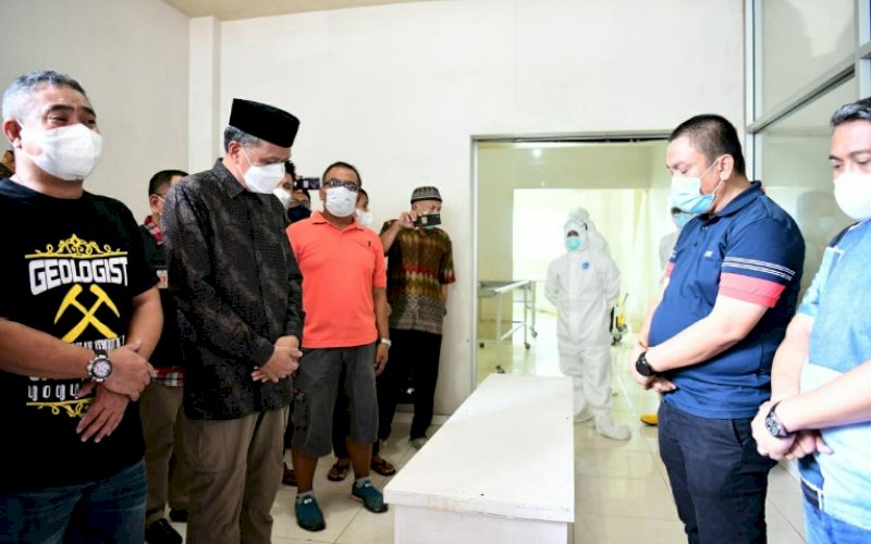 PELEPASAN. Gubernur Sulsel Prof HM Nurdin Abdullah, dan Wakil Bupati Lutim Irwan Bachri Syam melepas secara resmi jenazah Bupati Luwu Timur HM Thoriq Husler meninggal dunia di Rumah Sakit Wahidin Sudirohusodo Makassar, Kamis (24/12/2020) pagi. foto: istimewa