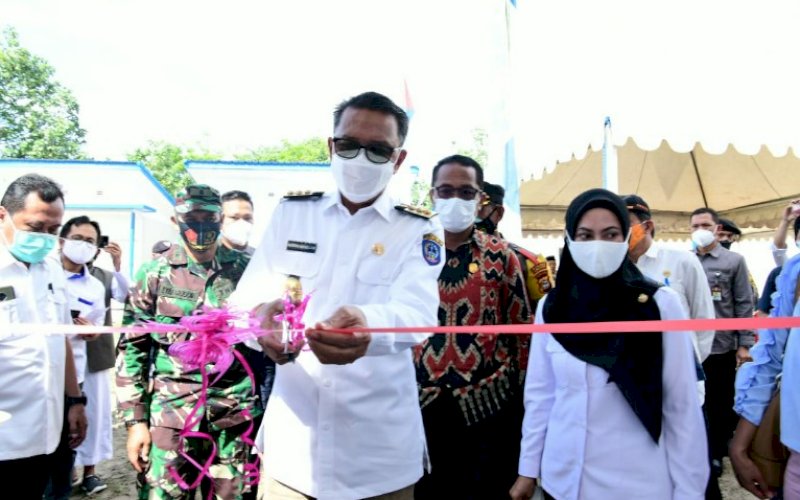PERESMIAN. Gubernur Sulsel, Nurdin Abdullah, meresmikan 50 unit Rumah Hunian Tetap (Huntap) kepada korban banjir bandang di Kelurahan Bone Tua, Kecamatan Masamba, Kabupaten Luwu Utara (Lutra), Rabu (30/12/2020). foto: istimewa