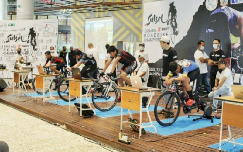 VIRTUAL BIKE. Suasana kompetisi sepeda secara virtual dengan tajuk &lsquo;Sulsel Smansa Zwift Road Bike Championship' yang diadakan IKA Smansa Makassar di Nipah Mall Makassar, Minggu (13/12/2020). foto: istimewa