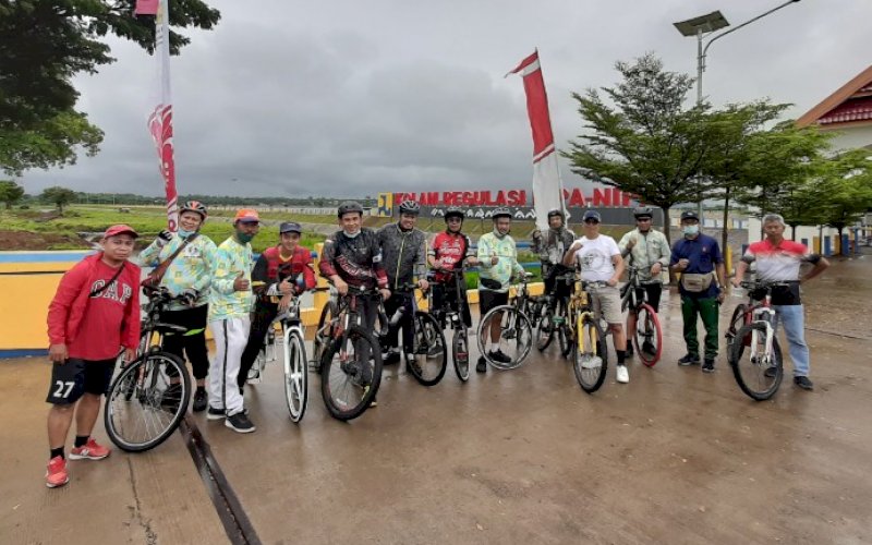 GOWES BARENG. Anggota ISMI, REI, dan Apindo Sulsel saat mengikuti gowes bareng dengan rute star di kediaman owner Seruni Catering Service, Buana Pati di Perumahan Bukit Baruga Antang, Makassar kemudian menuju Cafe Family Seruni di Moncongloe, Maros, Minggu (13/12/2020). foto: istimewa