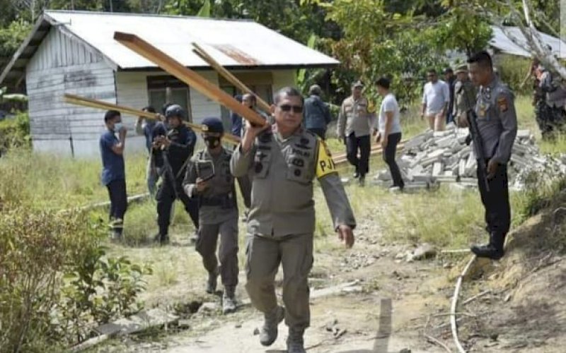 PEDULI. Kapolda Sulteng, Irjen Pol Drs Abdul Rakhman Baso SH, turun langsung ambil bagian bergabung dengan anggota TNI/Polri membangun kembali rumah warga yang dibakar separatis, Kamis (3/12/2020). foto: istimewa