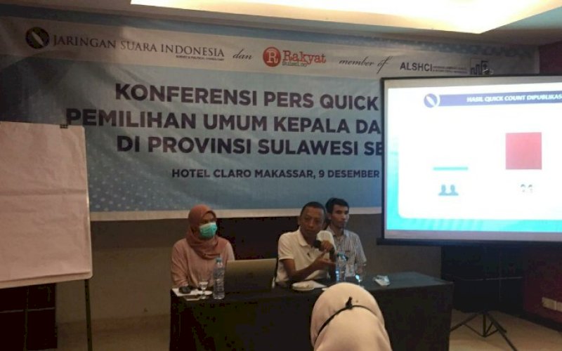 RILIS QUICK COUNT. Wakil Direktur Eksekutif JSI, Popon Lingga Geni (tengah) saat rilis hasil quick count Pilwalkot Makassar di Claro Makassar, Rabu (9/12/2020). foto: anas/pluz.id