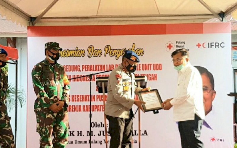PENYERAHAN PIAGAM. Ketua PMI Pusat Jusuf Kalla (JK) menyerahkan piagam kepada Kapolda Sulteng Irjen Pol Drs Abdul Rakhman Baso SH pada kunjungannya ke Palu, Sulteng, Senin (14/12/2020). foto: istimewa