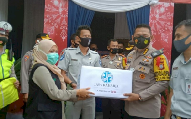 PENYERAHAN BINGKISAN. Karo Ops Polda Sulsel Kombes Pol Drs Adeni Muhan Daeng Pabali MM MBA bersama Dirlantas Polda Sulsel Kombes Pol Frans Sentoe menerima bingkisan dari Jasa Raharja yang kemudian diberikan kepada personil yang bertugas di Pos Pelayanan Terpadu Natal 2020 dan Tahun Baru 2021 di Kabupaten Bantaeng, Sabtu (26/12/2020). foto: istimewa