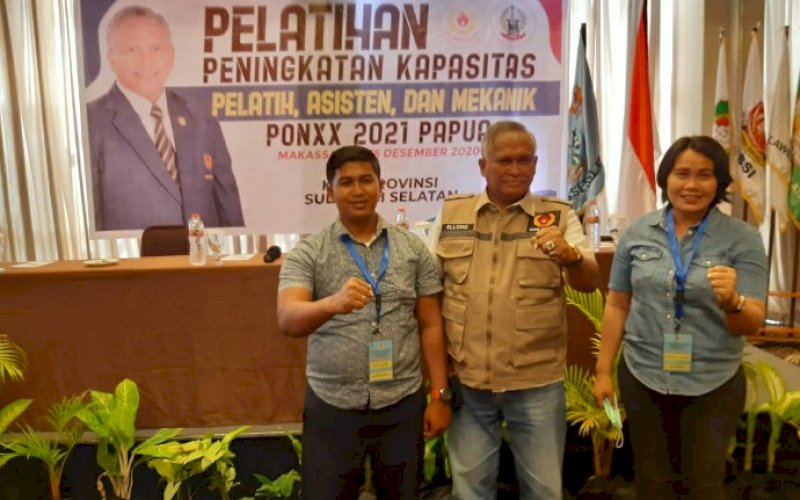 PELATIHAN. Ketua KONI Provinsi Sulsel, Ellong Tjandra (tengah), di sela-sela pembukaan pelatihan peningkatan kapasitas pelatih, asisten pelatih, dan mekanik cabang olahraga se-Sulsel di salah satu hotel di Kota Makassar, Senin (14/12/2020). foto: istimewa