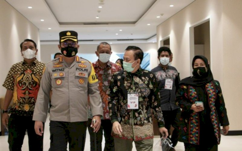 PEMANTAUAN. Kapolrestabes Makassar, Kombes Pol Witnu Urip Laksana, memantau langsung jalannya debat III atau pamungkas calon Wali Kota dan Wakil Wali Kota Makassar 2020 di Jakarta, Jumat (4/12/2020). foto: istimewa