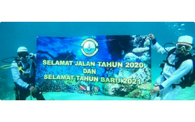 PERGANTIAN TAHUN. Yanus Selam Lanal Gorontalo punya cara unik dalam melepas 2020 dan menyambut 2021, dengan berdoa di bawah air yang dilaksanakan di perairan laut depan Mako Lanal Gorontalo, Kamis (31/12/2020). foto: istimewa