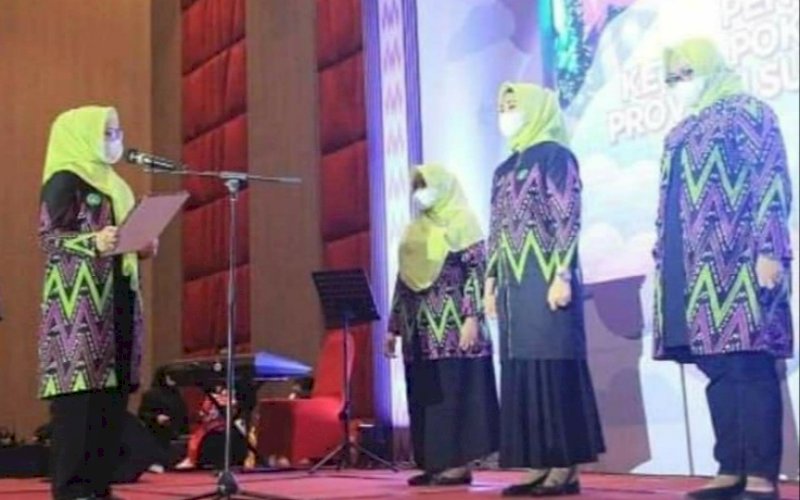 PENGUKUHAN. Bunda PAUD Provinsi Sulsel Liestiaty F Nurdin saat mengukuhkan pengurus Pokja Bunda PAUD Sulsel yang diketuai Ainun Jariah di Eboni Ballroom, Hotel Gammara Makassar, Jumat (18/12/2020). foto: istimewa
