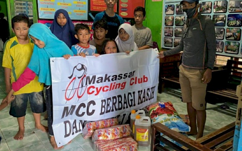 MCC PEDULI. Anggota Makassar Cycling Club (MCC) saat melakukan aksi peduli sesama dengan membagikan sembako ke panti asuhan. foto: istimewa