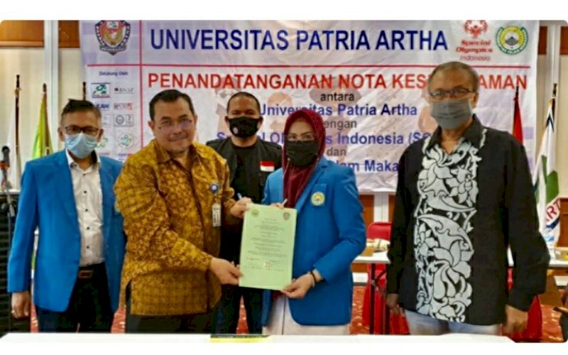 KERJA SAMA. Rektor UIM yang juga Ketua SOIna Sulsel DR Ir Hj Majdah M Zain Msi bersama Rektor Universitas Patria Artha, DR Bastian Lubis SE MM memperlihatkan nota kerja sama di Kampus Patria Artha, Selasa (15/12/2020). foto: istimewa