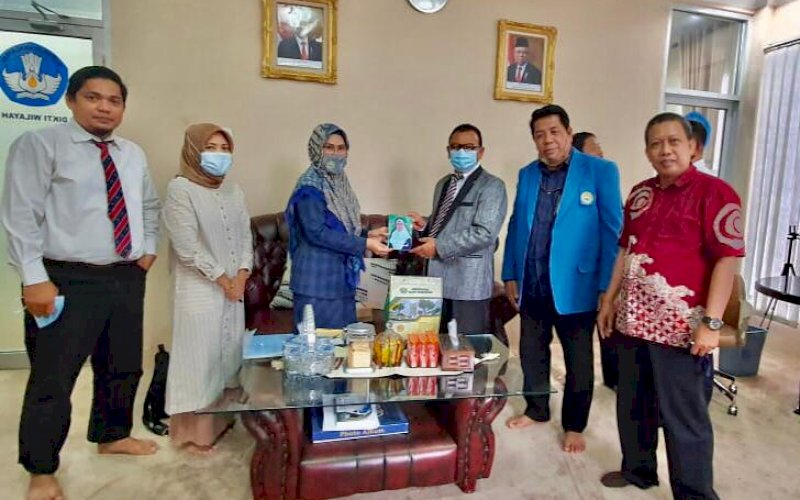HADIAH BUKU. Rektor UIM DR Ir Hj A Majdah M Zain Msi menghadiahkan buku Sajadah Majdah kepada Ketua LLDikti Wilayah IX Prof Dr Jasruddin Mahandre MPd di Kantor LLDikti, Jl Perintis Kemerdekaan KM 9 Tamalanrea, Makassar, Selasa (1/12/2020). foto: istimewa