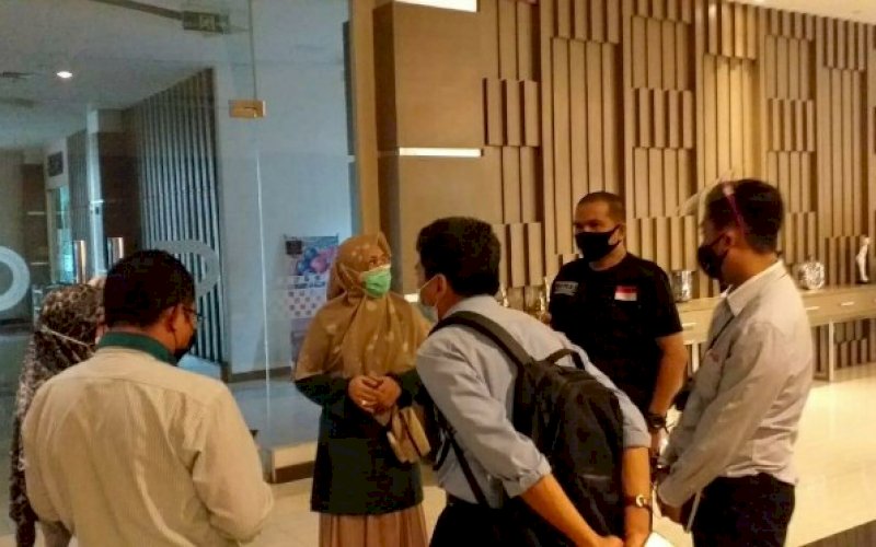 PERSIAPAN WISUDA. Rektor UIM DR Ir Hj Majdah M Zain MSi didampingi Kepala Bidang Humas dan Kerja Sama UMI dr Wachyudi Muchsin saat memantau persiapan panitia wisuda UIM dengan managemen Hotel Dalton Makassar di Hotel Dalton, Rabu (16/12/2020). foto: istimewa