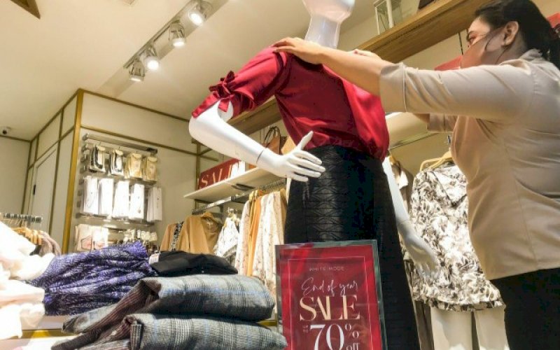 DISKON. Salah satu tenant di Nipah Mall Makassar menawarkan diskon akhir tahun. foto: istimewa 