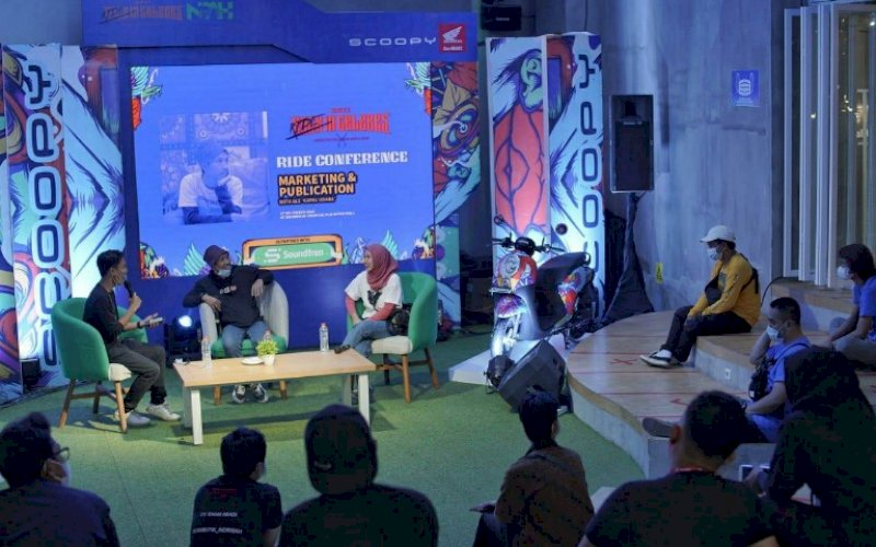 HIBURAN. Panitia Rock In Celebes 2020 memberikan keterangan pelaksanaan kegiatan ini, di Nipah Mall Makassar, Minggu (27/12/2020). foto: istimewa