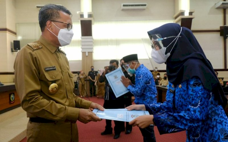PENYERAHAN SK. Gubernur Sulsel, Nurdin Abdullah, saat menyerahkan SK kepada salah seorang CPNS baru di lingkup Pemprov Sulsel di Kantor Gubernur Sulsel, Selasa (29/12/2020). foto: istimewa