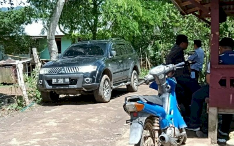 DIGEREBEK. Mobil Pajero Sport DD 100 DD yang digerebek warga diduga berisikan amplop berisi uang serta beberapa barang lainnya. foto: istimewa