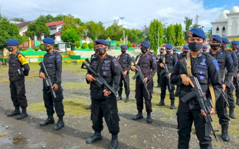 UPACARA PELEPASAN. Personel Batalyon C Pelopor Satbrimob Polda Sulsel sebanyak 1 SST mengikuti upacara pelepasan di Lapangan Gasis, Kabupaten Soppeng, Rabu (16/12/2020). foto: istimewa