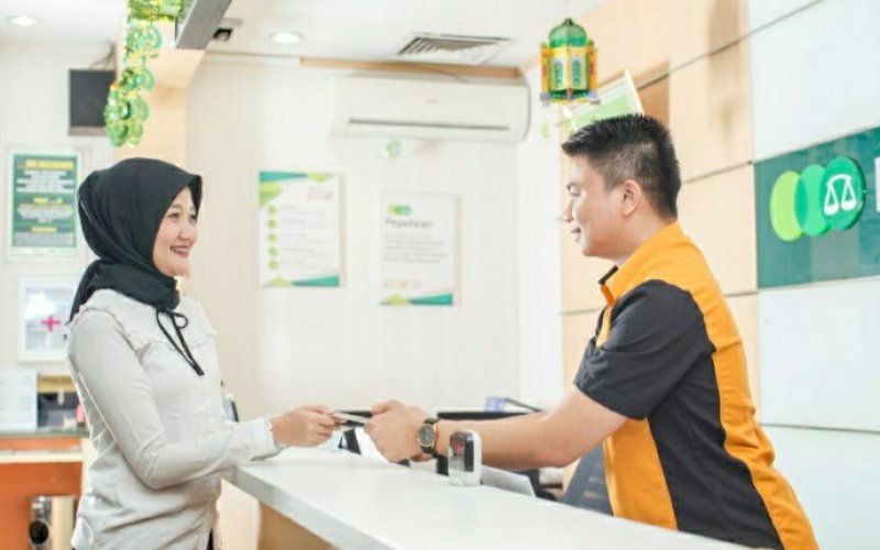 LAYANAN PEGADAIAN. Petugas Pegadaian melayani pelanggan dengan ramah. Pegadaian terus mendukung program Pemulihan Ekonomi Nasional (PEN) dengan meluncurkan produk Pinjaman Modal Produktif. foto: istimewa