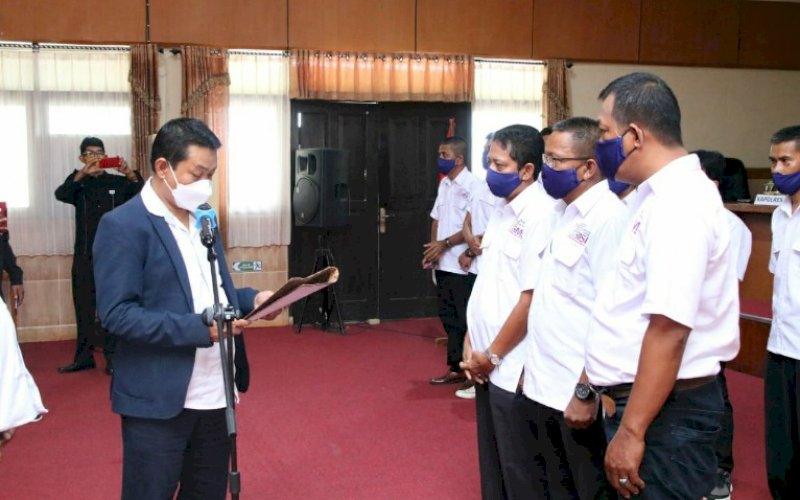 PELANTIKAN. Ketua SMSI Provinsi Sulsel Rasyid Alfarizi melantik jajaran pengurus SMSI Kabupaten Soppeng masa bakti 2020-2025 yang diketuai Buhari Abu di Ruang Pola Kantor Bupati Soppeng Rabu,(23/12/2020). foto: istimewa