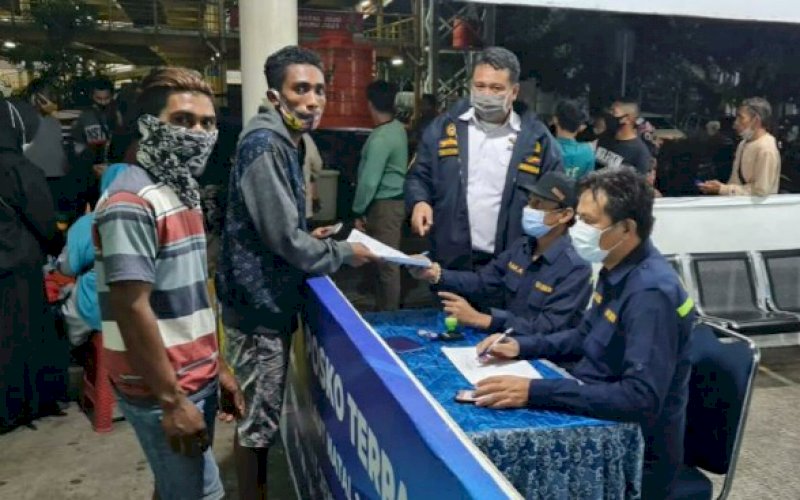 PEMERIKSAAN. Penumpang di Pelabuhan Makassar menjalani pemeriksaan kesehatan secara ketat. foto: istimewa