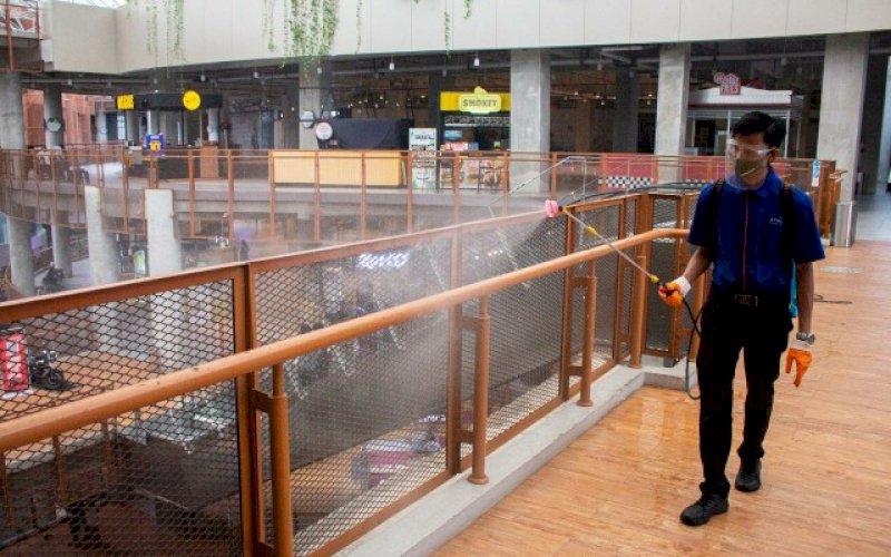 PENYEMPROTAN. Petugas mal tengah menyemprot disinfektan di Nipah Mall sebagai bagian komitmen menerapkan protokol kesehatan. foto: istimewa