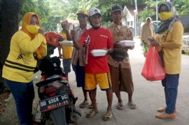 Jumat Berkah, Perempuan Golkar Maros Berbagi Nasi Kotak ke Warga