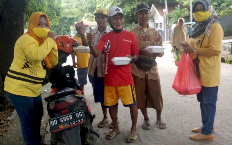 BERBAGI. Perempuan Golkar Maros membagikan nasi kotak ke warga, Jumat (25/12/2020). foto: istimewa