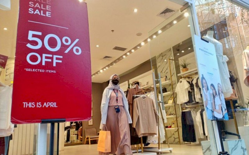 PROMO. Salah satu tenant di Nipah Mall menawarkan diskon besar-besaran jelang akhir tahun. foto: istimewa