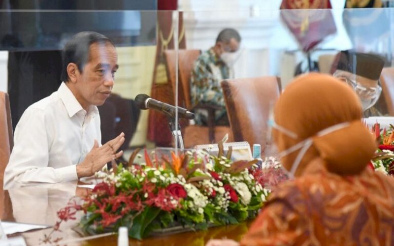 RAPAT TERBATAS. Presiden, Joko Widodo, memimpin rapat terbatas bersama jajarannya terkait penyaluran Bantuan Sosial (Bansos) bagi masyarakat penerima manfaat pada 2021 mendatang di Istana Merdeka, Jakarta, Selasa (29/12/2021). foto: istimewa