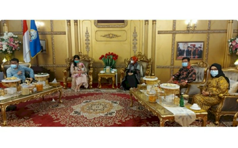 SILATURAHMI. Presiden WOCPM Prof Dr Deby Vinski MScAA PhD didampingi Konsultan Dr Marhaen Hardjo MBiomed PhD dan Marketing Communication Celltech Stem Cell Laboratory (CSC) dr Wachyudi Muchsin SH bersama rombongan saat silaturahmi dengan Ketua TP PKK Provinsi Sulsel Liestiaty F Nurdin di Rumah Jabatan Gubernur Sulsel, Jumat (18/12/2020) malam. foto: doelbeckz/pluz.id